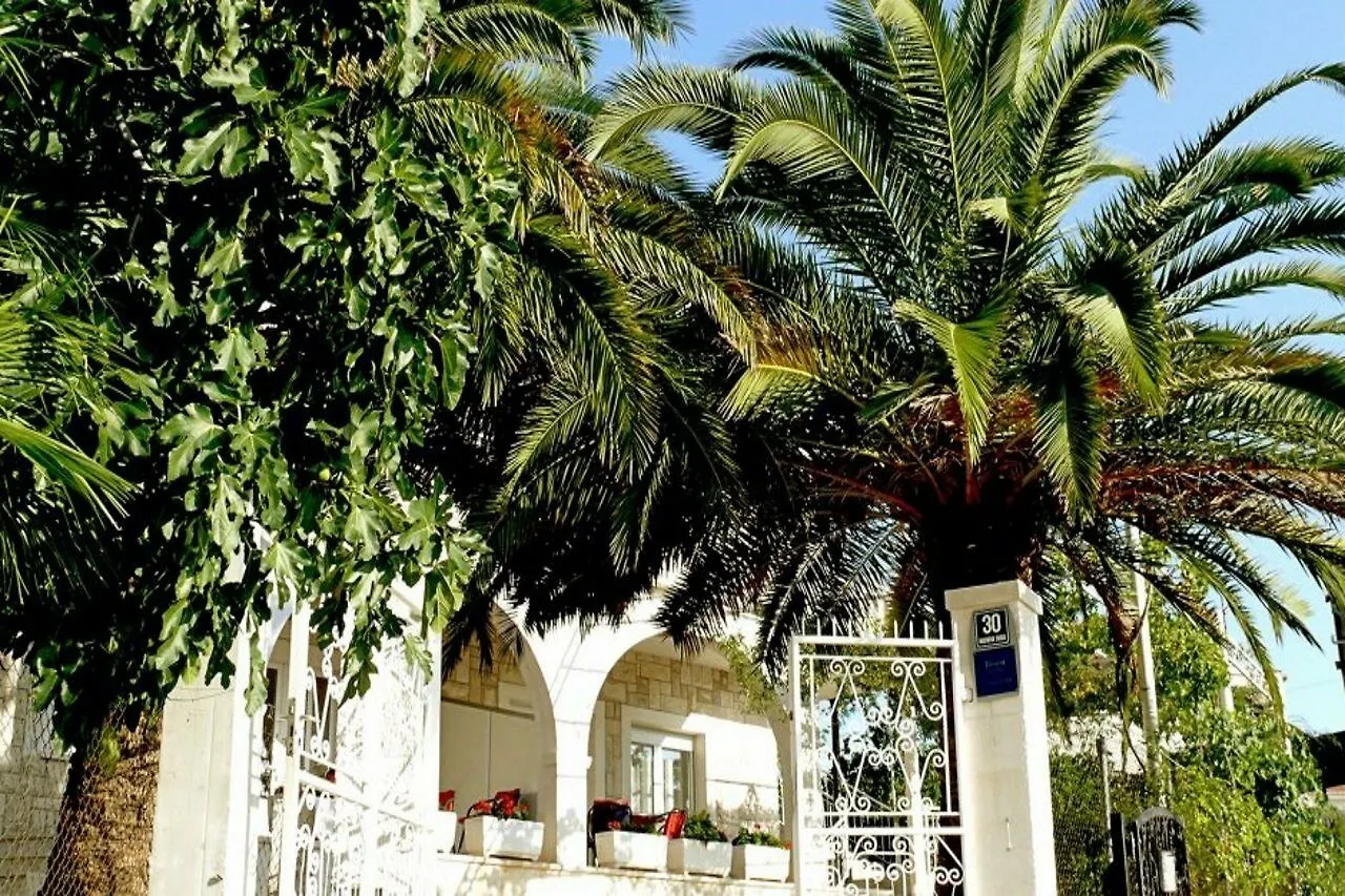 Villa Pape Traù 0*,